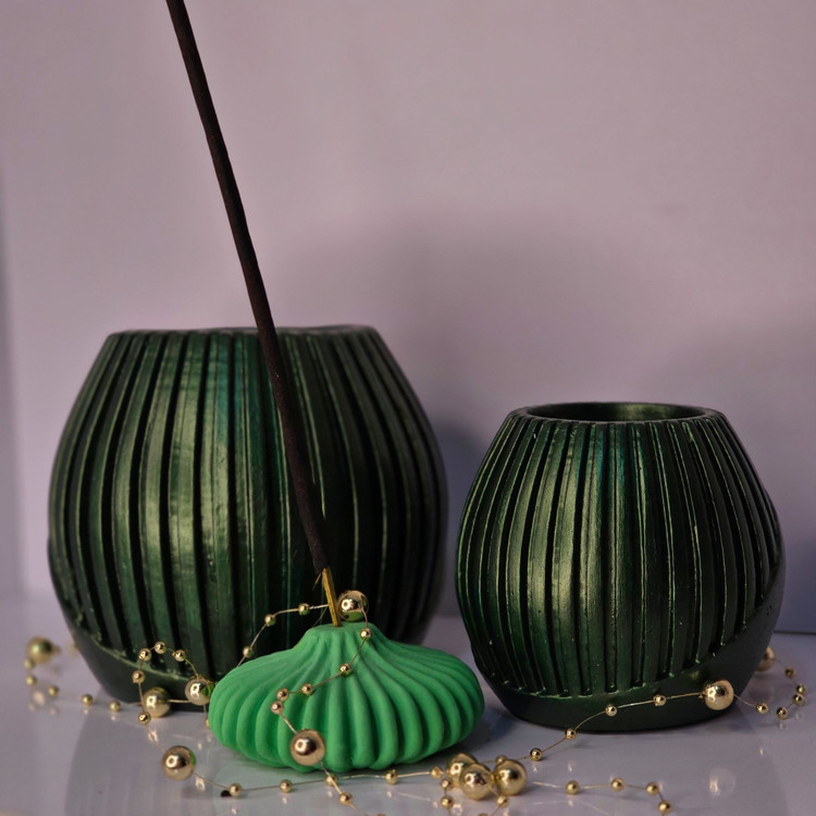 گلدان شیاردار سبز رنگ از جنس سنگ مصنوعی براق و مات دکوراتیو لیانا